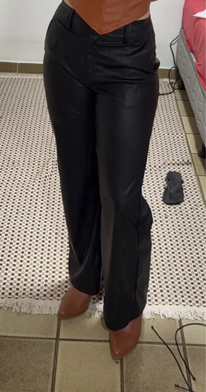 Calça preta de couro sintético