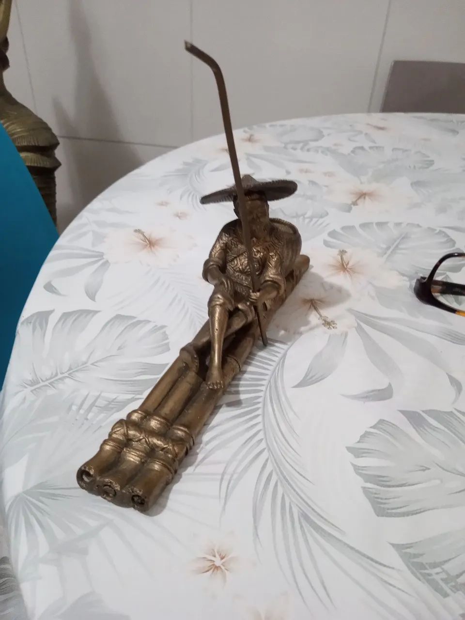 Estátua de pescador em bronze