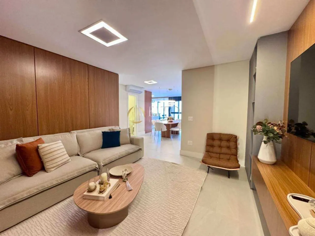 Apartamento Finamente Mobiliado em Jurerê 03 Suítes, Vista Mar e Pé na Areia!