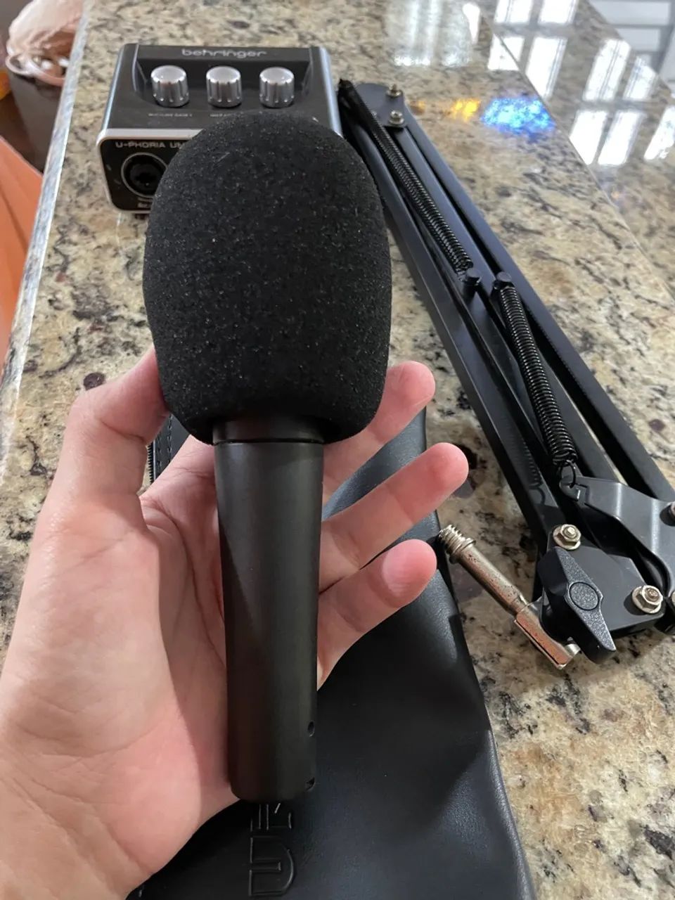Microfone SHURE + Interface de áudio Behringer 