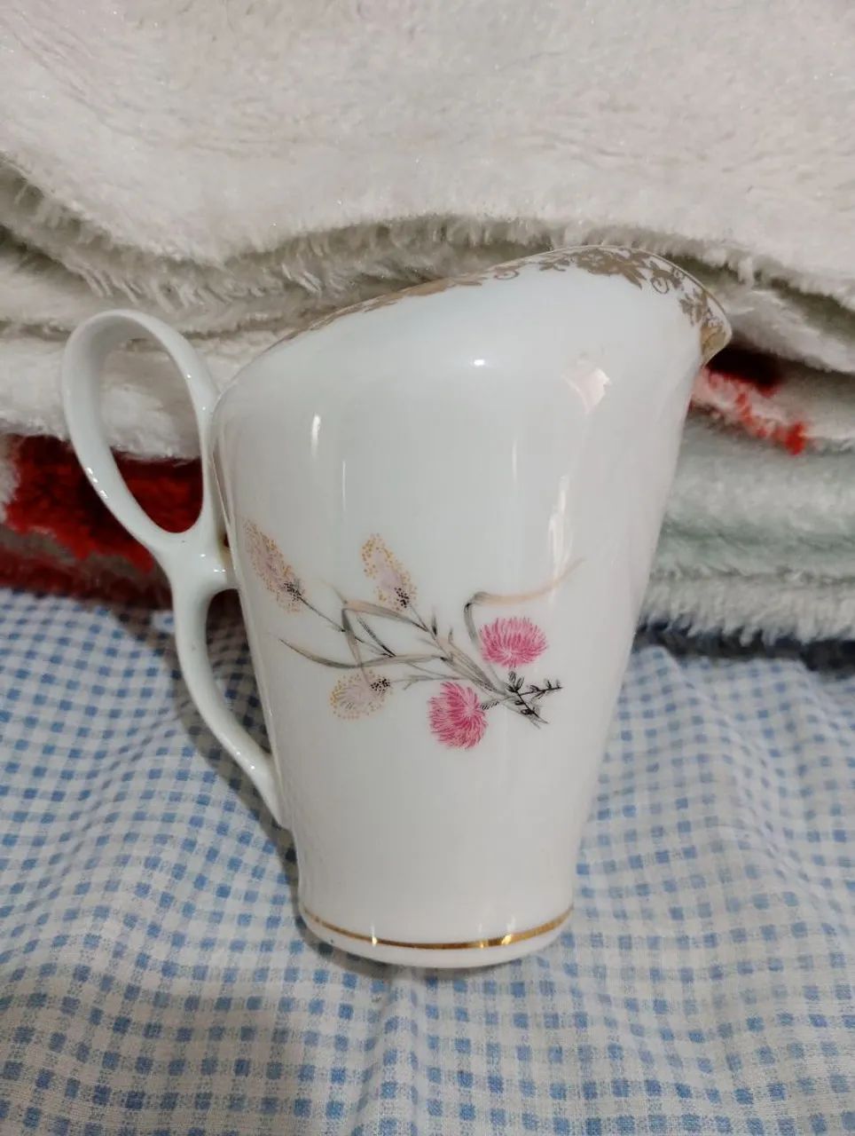 Leiteirinha de  Porcelana Antiga com Detalhes Florais - Foto 4