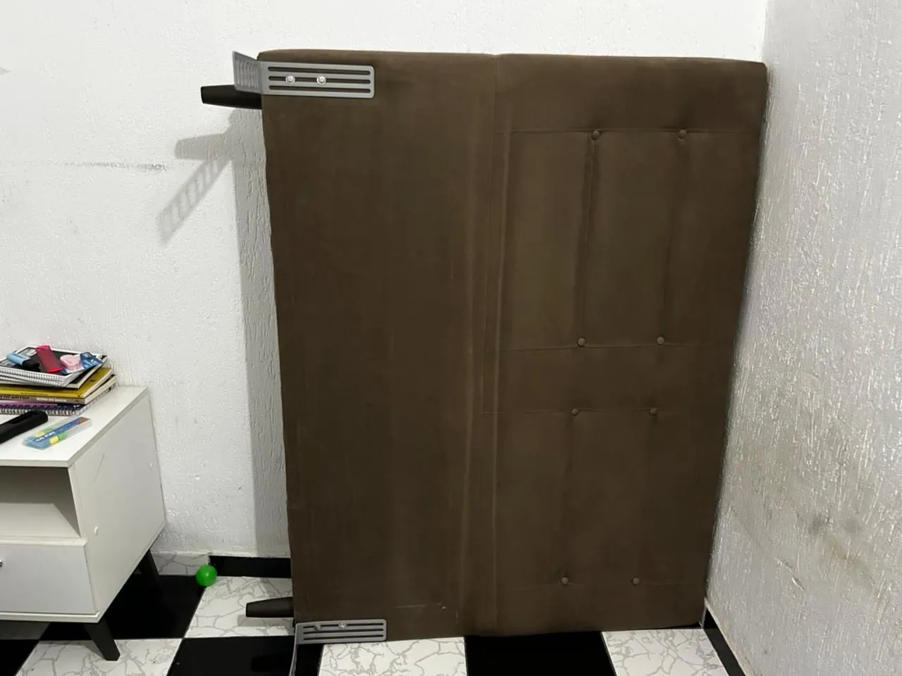 Cabeceira de cama em tecido marrom