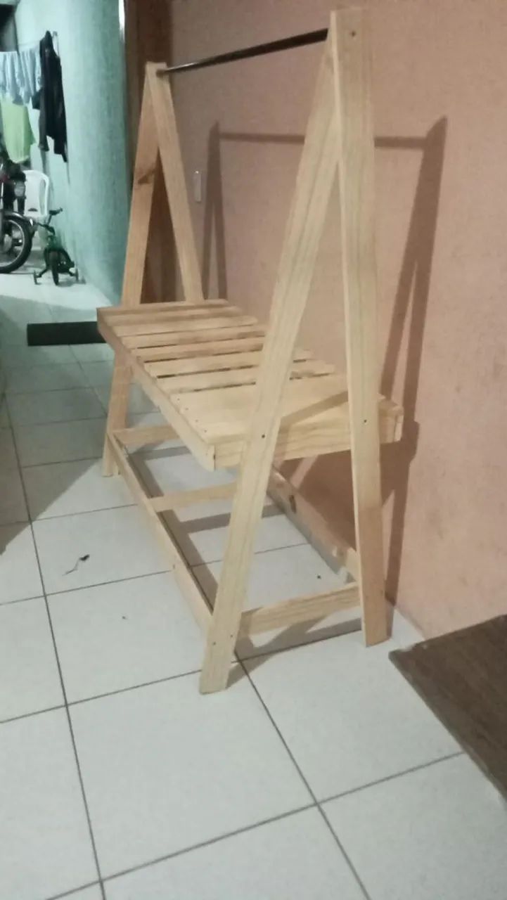 Arara de Roupa com Prateleira em Madeira - Foto 3