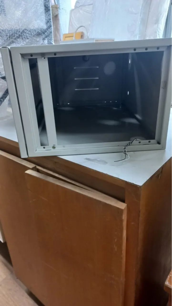 Caixa metálica bege com parte da frente transparente  - Foto 2