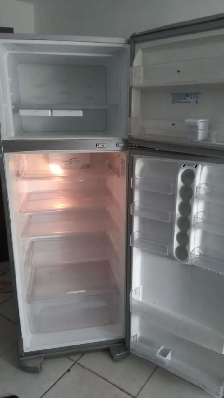 Geladeira Electrolux com porta latas bem grande bonita posso entregar  - Foto 5