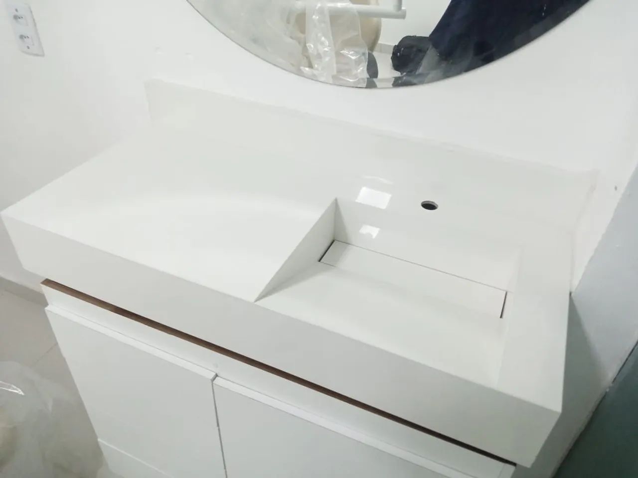 Pias no porcelanato branco polido 