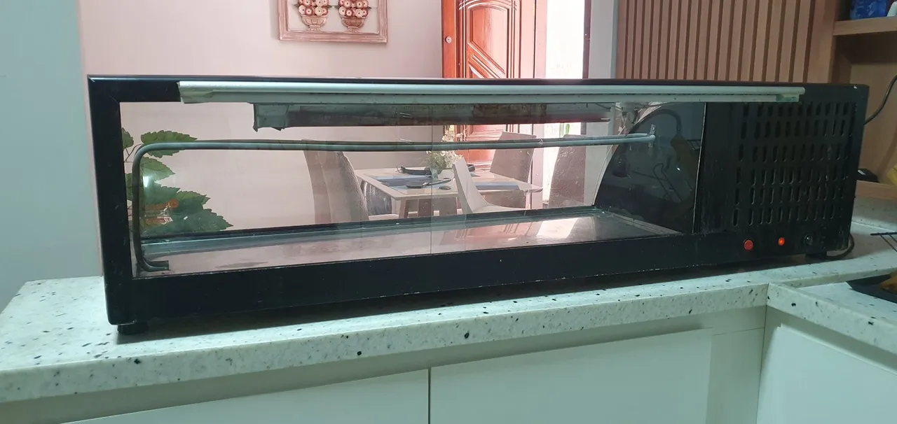 Vendo vitrine fria expositora 127v PRECISO DESOCUPAR ESPAÇO