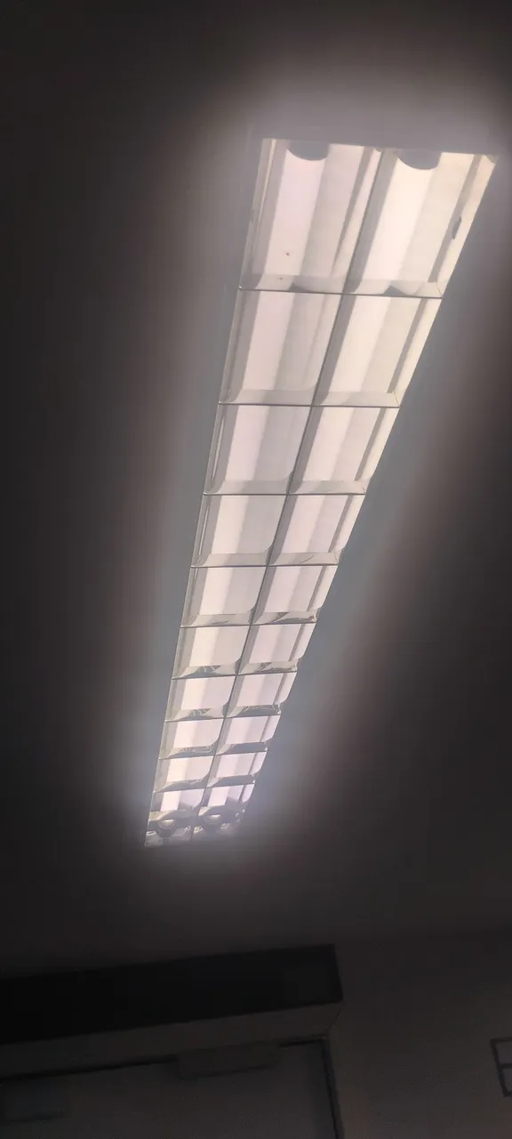 04 Luminária de sobrepor aletada para 2 lâmpadas TuboLED de 18W - 120cm - T8