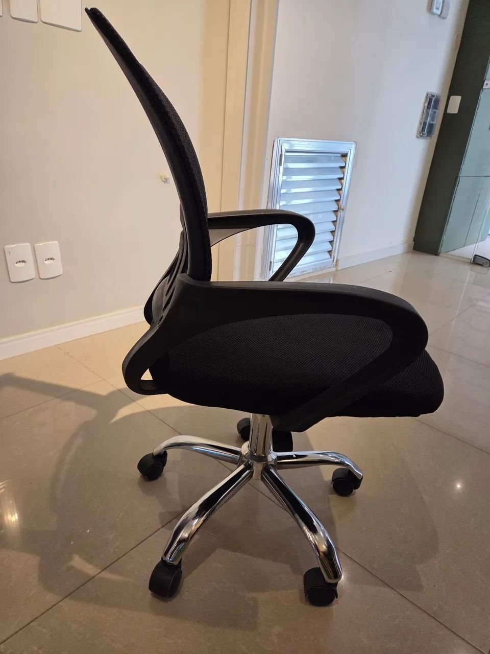 Cadeira de escritório Giratória perfeito estado - Foto 5