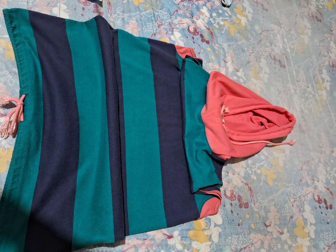Blusa listrada com capuz.  - Foto 3