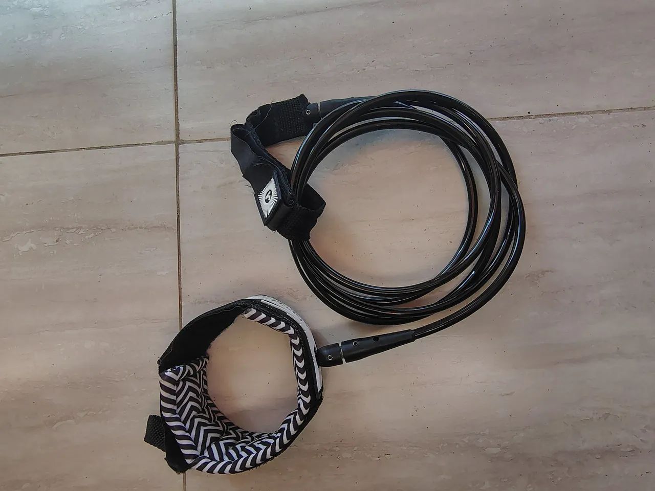 Equipamento de Surf usado - Prancha, deck, capa, quilhas, parafusos e chave, cordinha - Foto 4