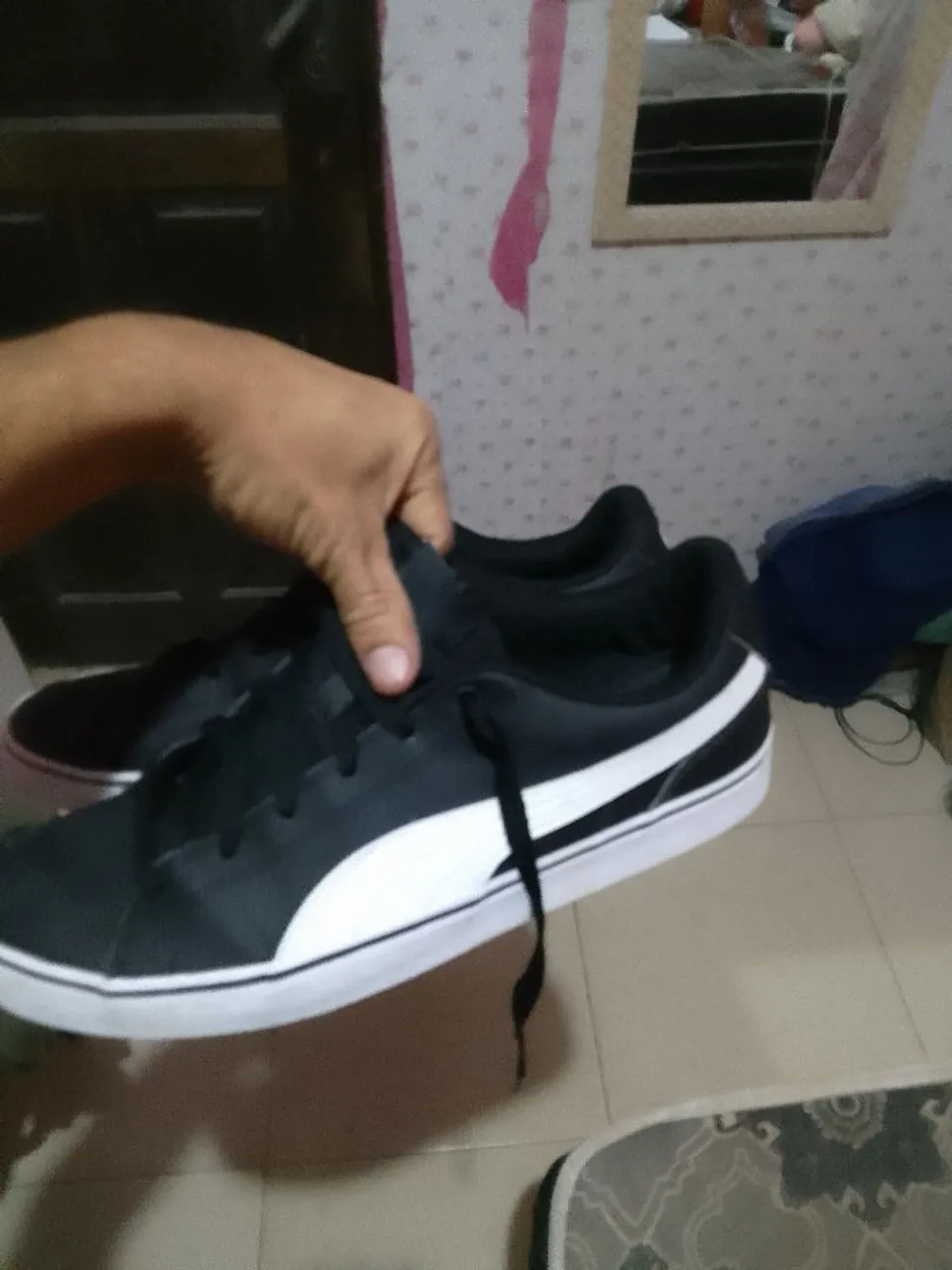 Tênis Puma Preto com Detalhes Brancos