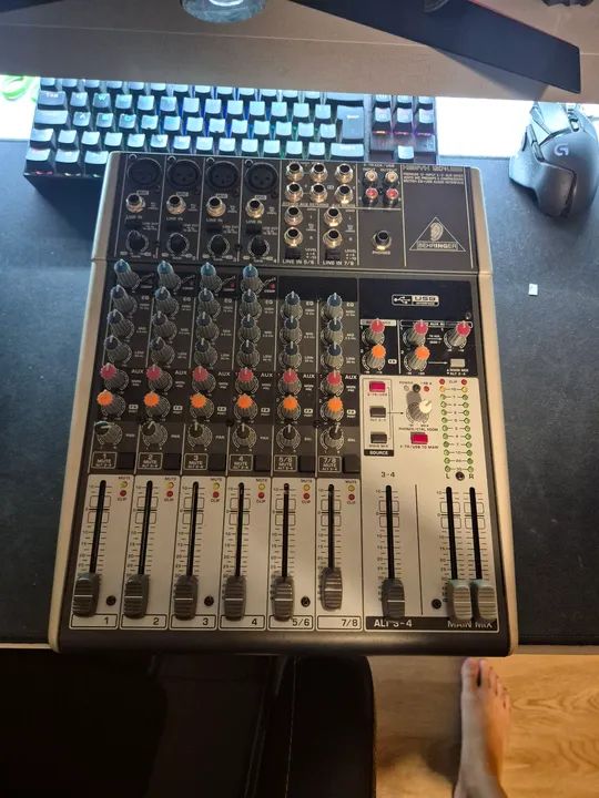 Mesa de som behringer 1204usb