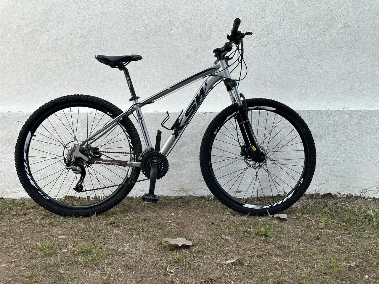 Bike KSW aro 29, câmbio Shimano, suspensão a ar, freio hidráulico e acessórios - Revisada