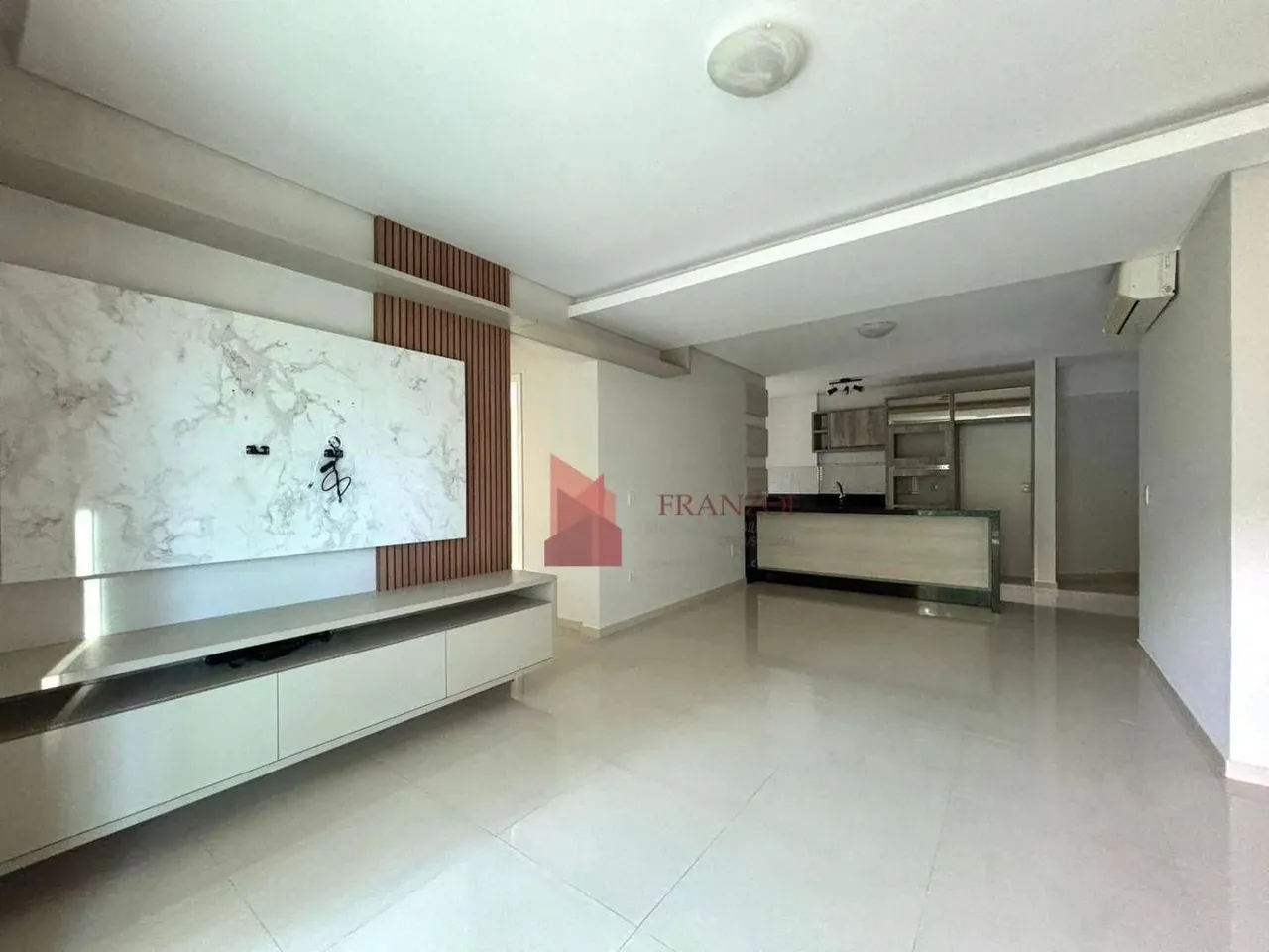 LOCAÇÃO: apartamento 3 suítes a poucos metros do mar - Cabeçudas, Itajaí