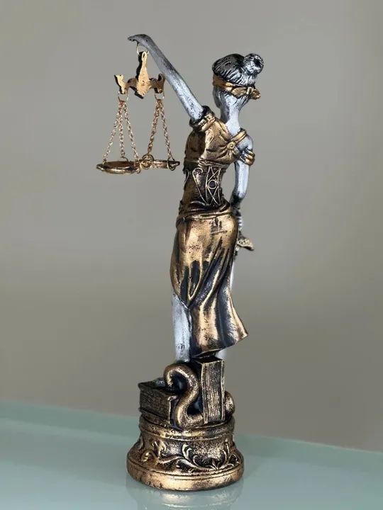 Estatueta Deusa Themis/ Dama da justiça - material em resina de alta qualidade 29 Cm - Foto 2