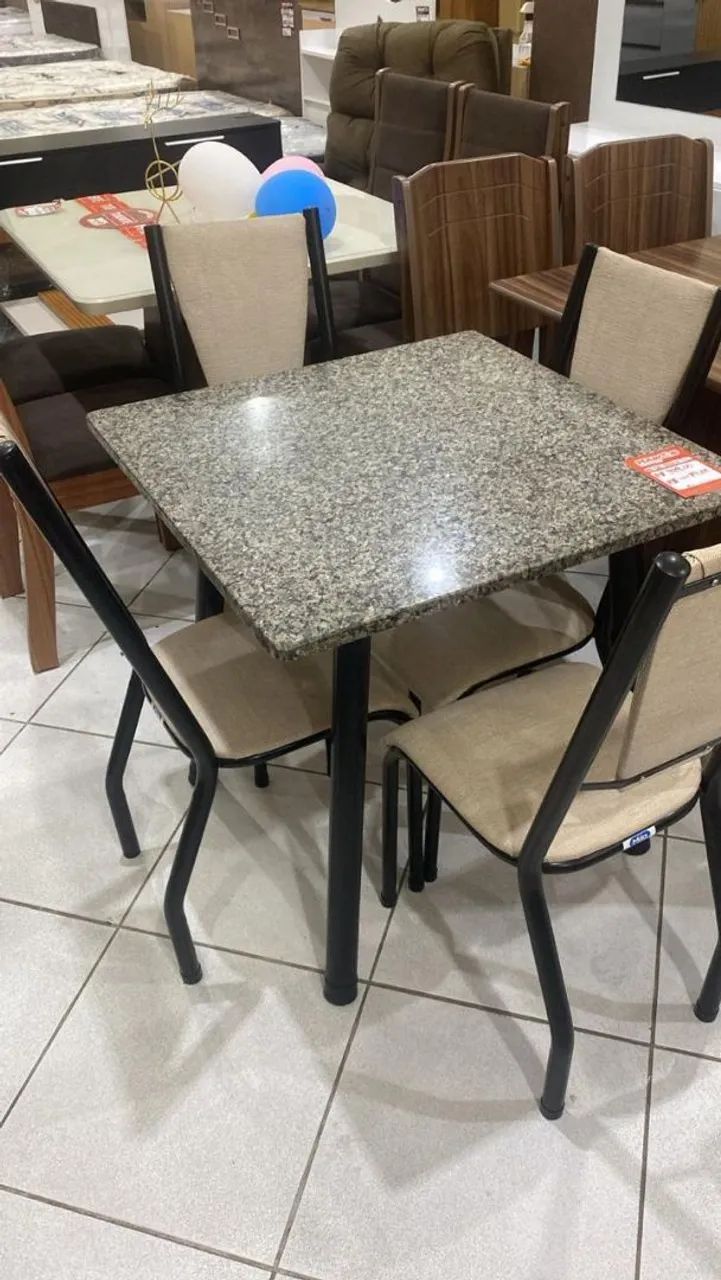Mesa de Mármore com 4 cadeiras 
