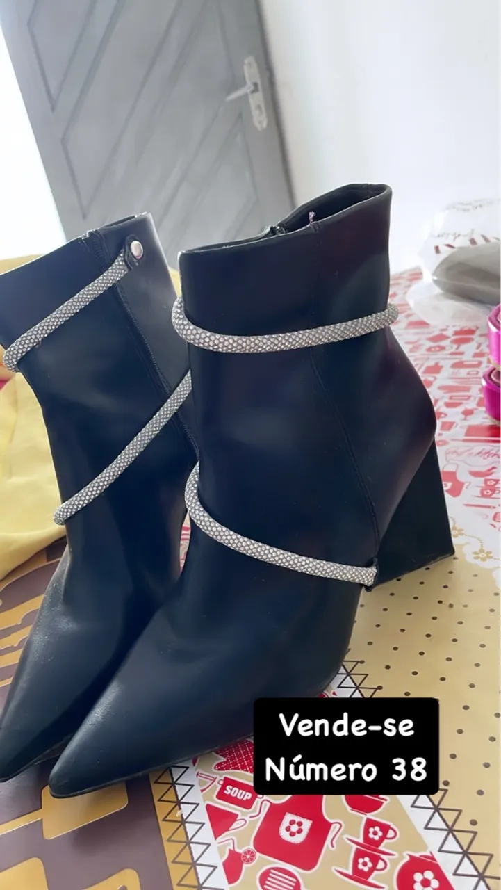 Bota Feminina Preta com Detalhes em Strass - Número 38