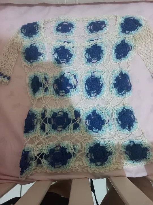 Blusa de Crochê Branca com Detalhes Azul 