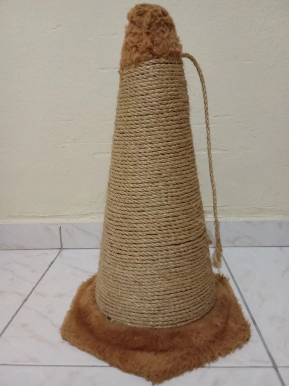 Arranhador em formato de cone
