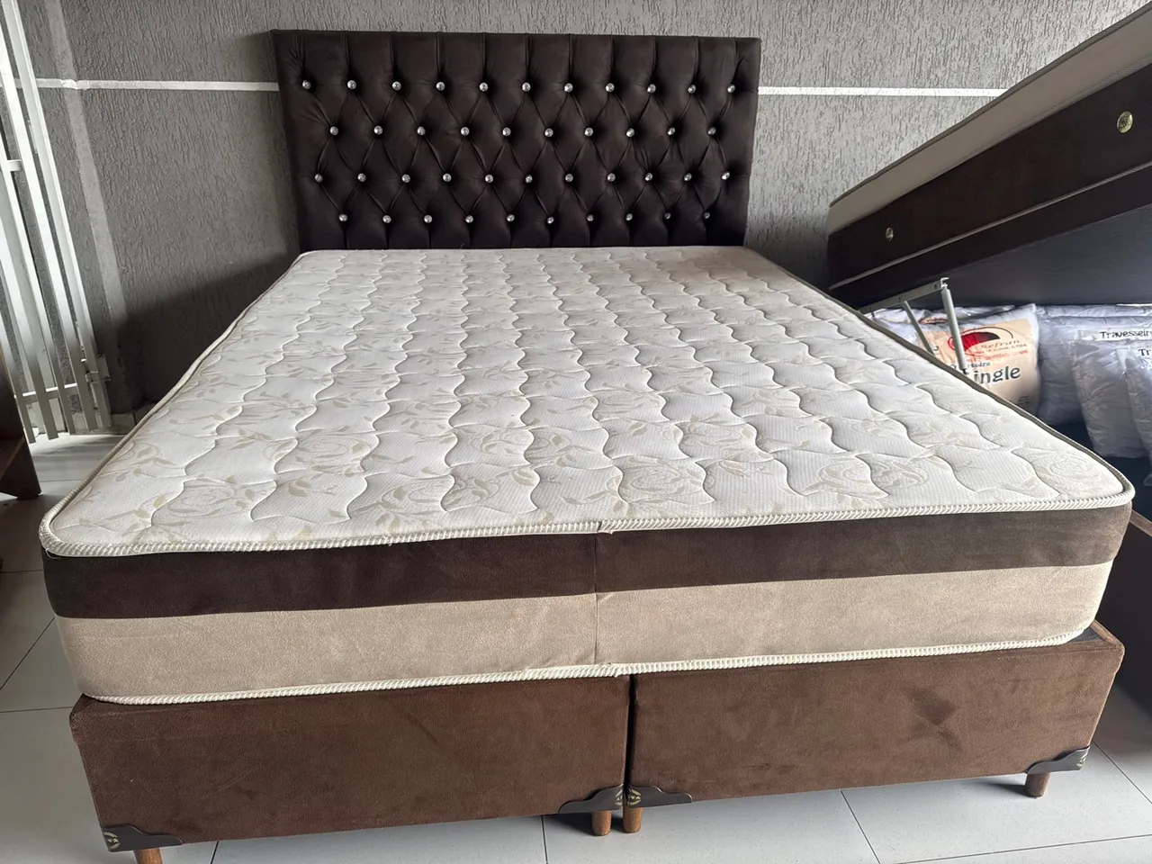 Cama Box com Cabeceira Estofada Elegante