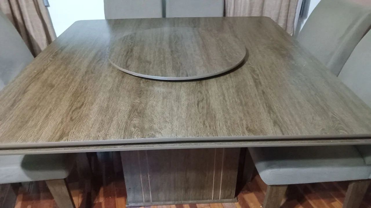 Mesa quadrada de madeira com seis cadeiras. - Foto 2