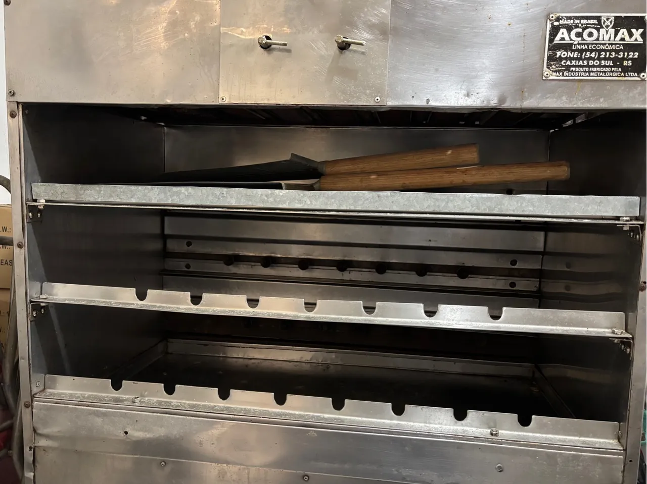 Churrasqueira a gás, com 23 espetos rotativos 220V