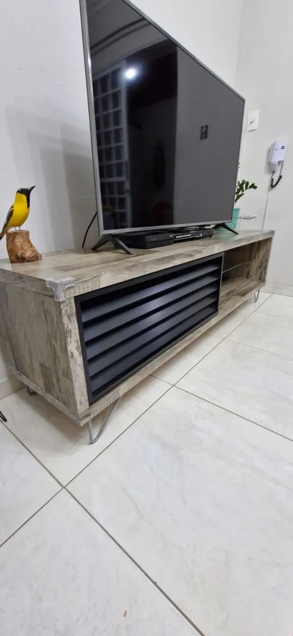 Rack para TV de até 65 polegadas cor Patina e Preto com prateleira de Vidro