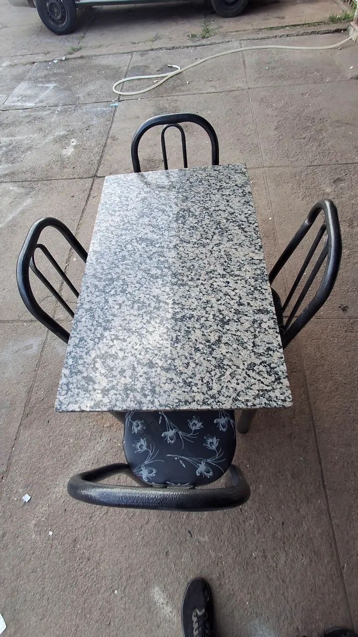 Mesa com tampo de granito e cadeiras semi-nova