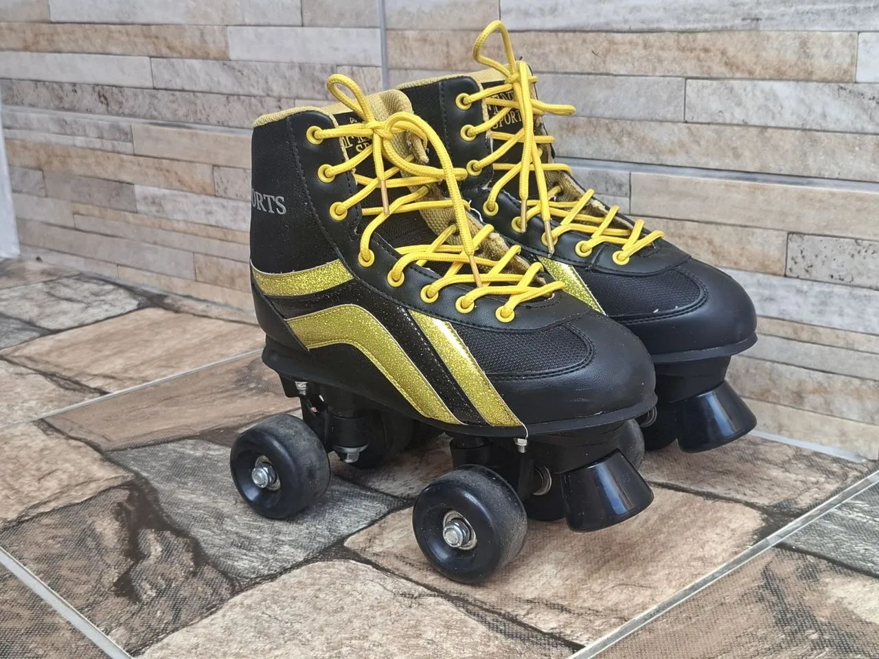 Patins de quatro rodas/Roller Skate Seminovo, tamanho 36/37
