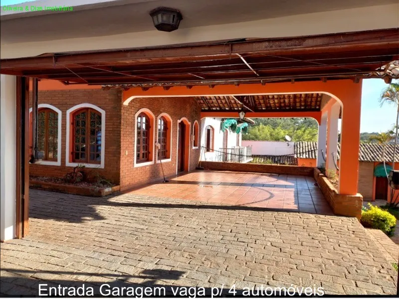 Residência estilo colonial NA MELHOR LOCALIZAÇÃO DA GRANJA VIANA! Conta com 560m2 e mais d