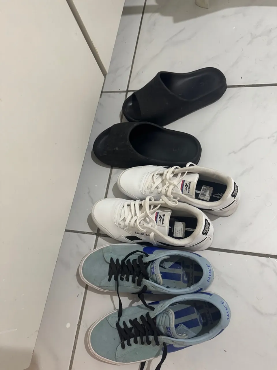 2 pares de tenis + sandália 43