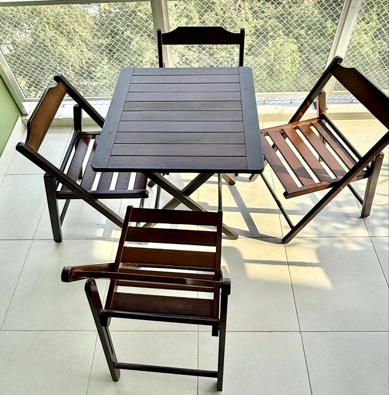 Conjunto de mesa com 4 cadeiras dobráveis em madeira 