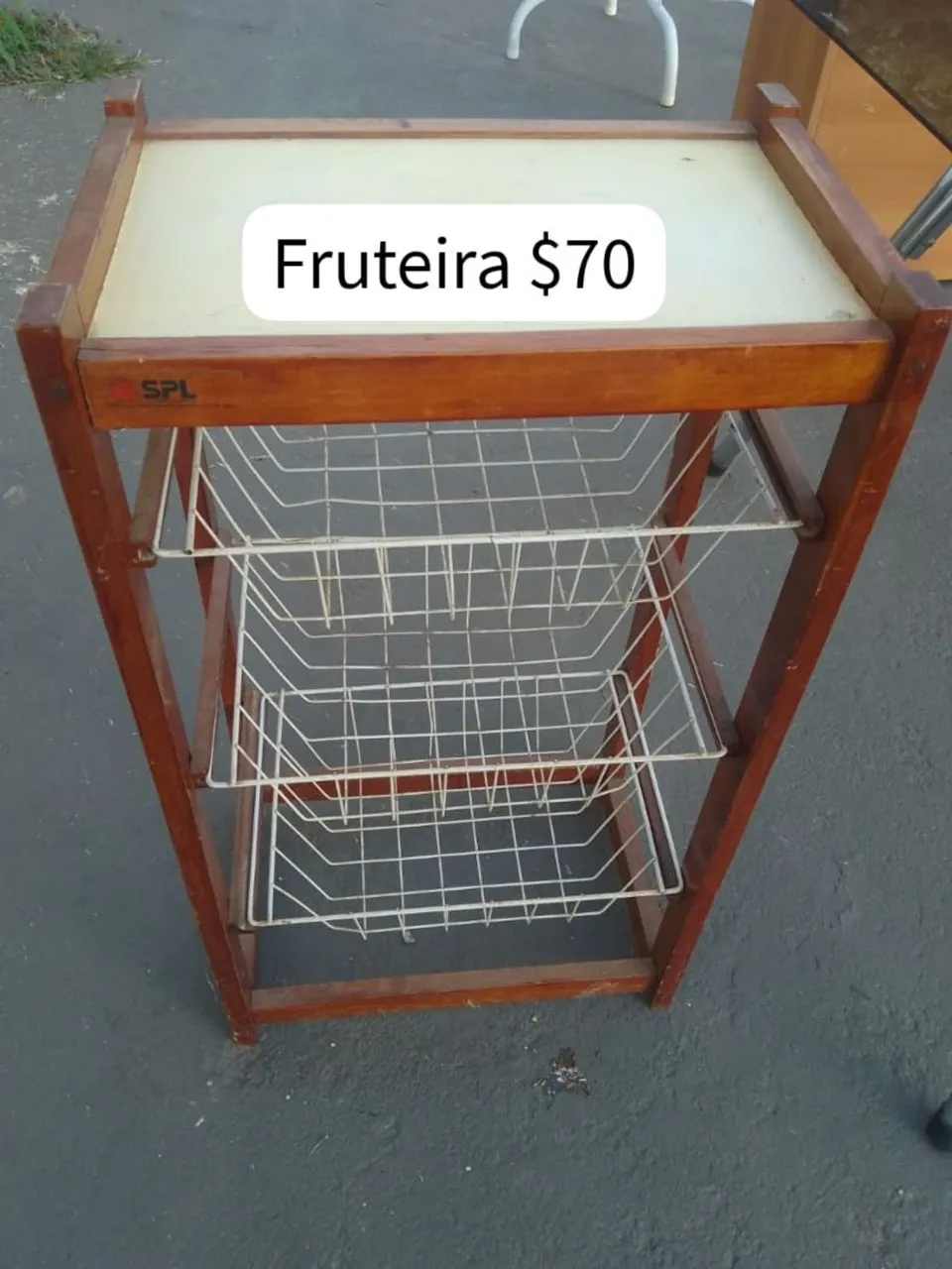 Fruteira de madeira com cestos