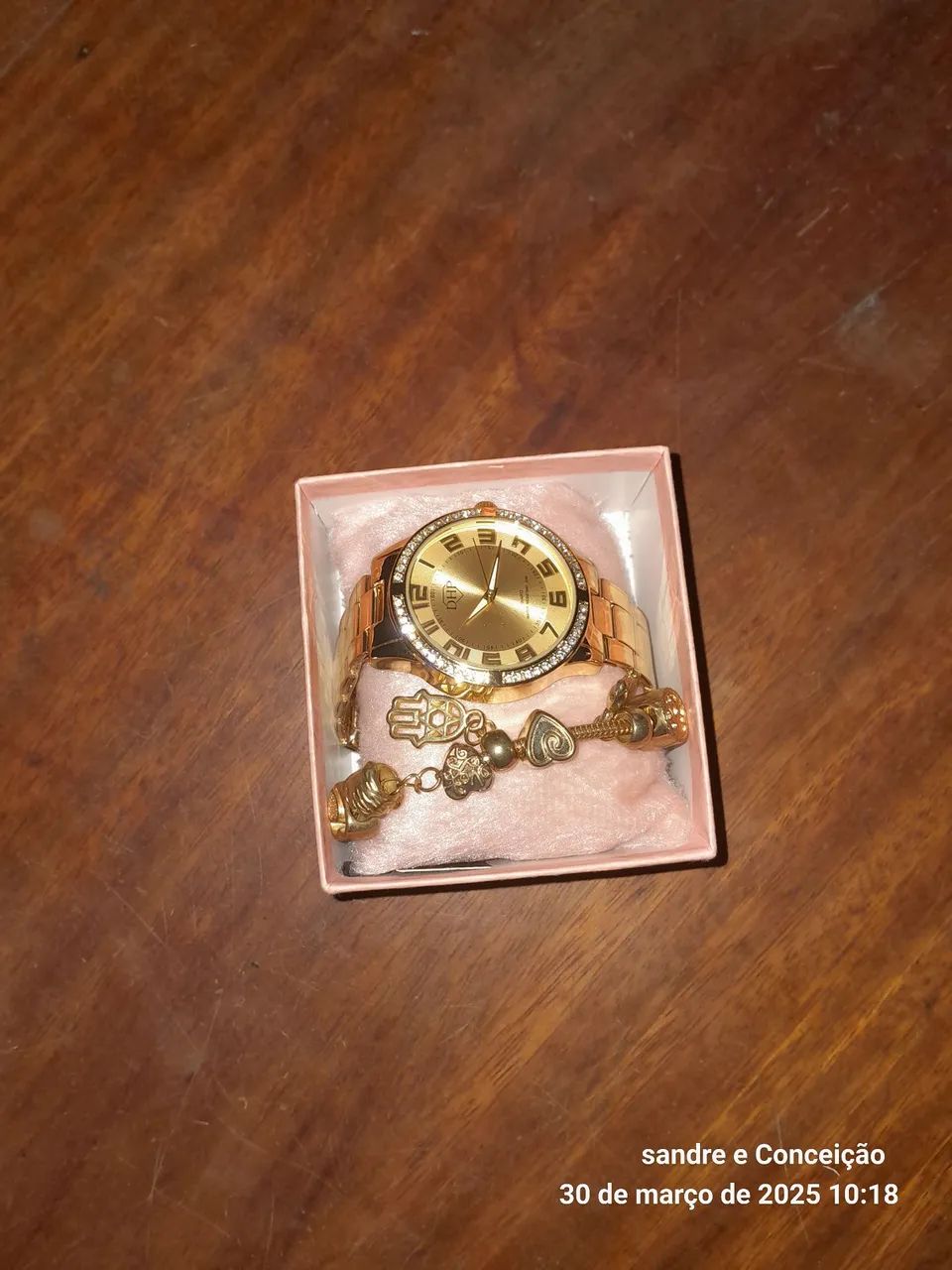 Relógio de pulso feminino dourado com pulseira de coração - Foto 3