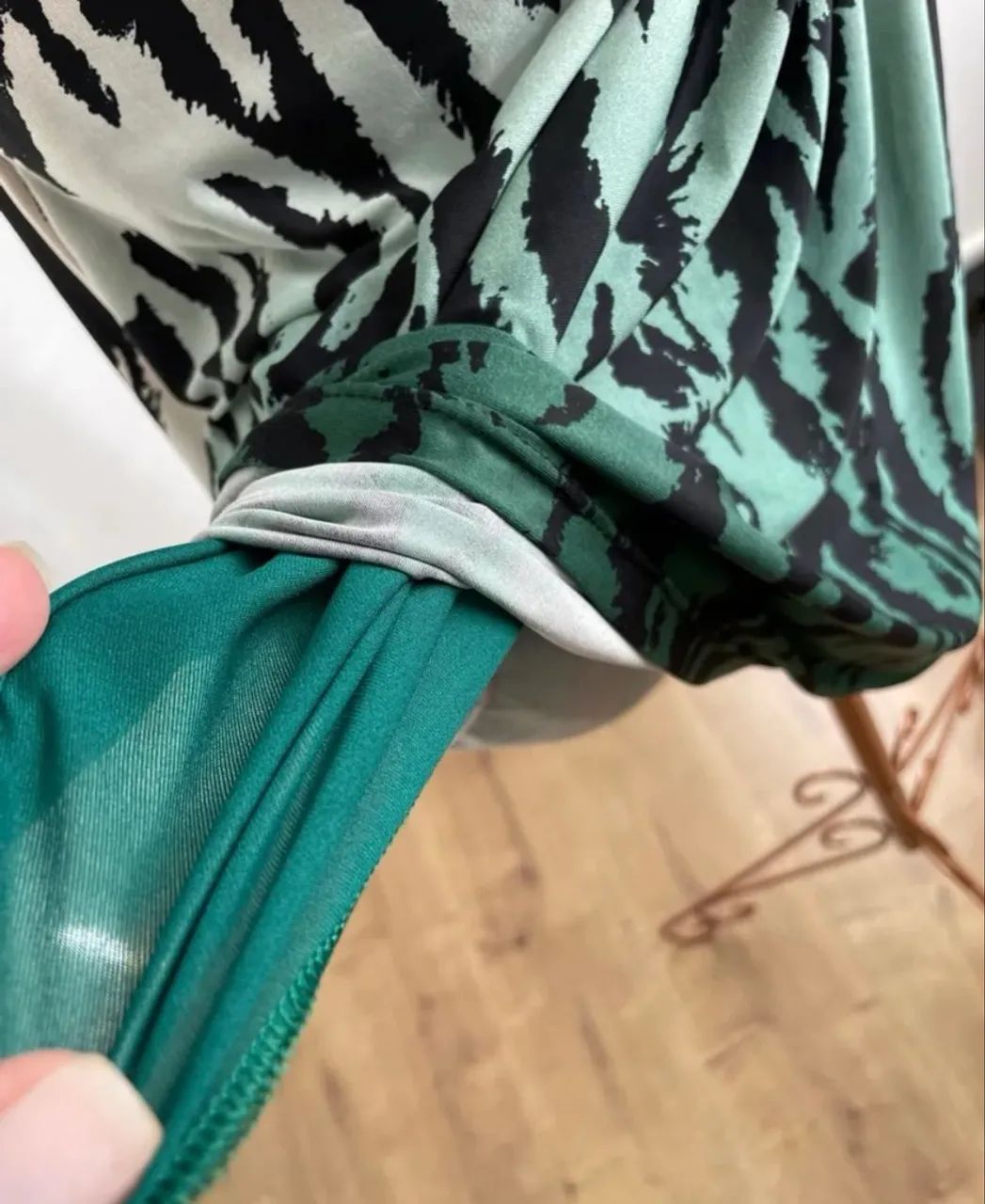 Vestido midi estampado com amarração tam P Sofisticata - Foto 3
