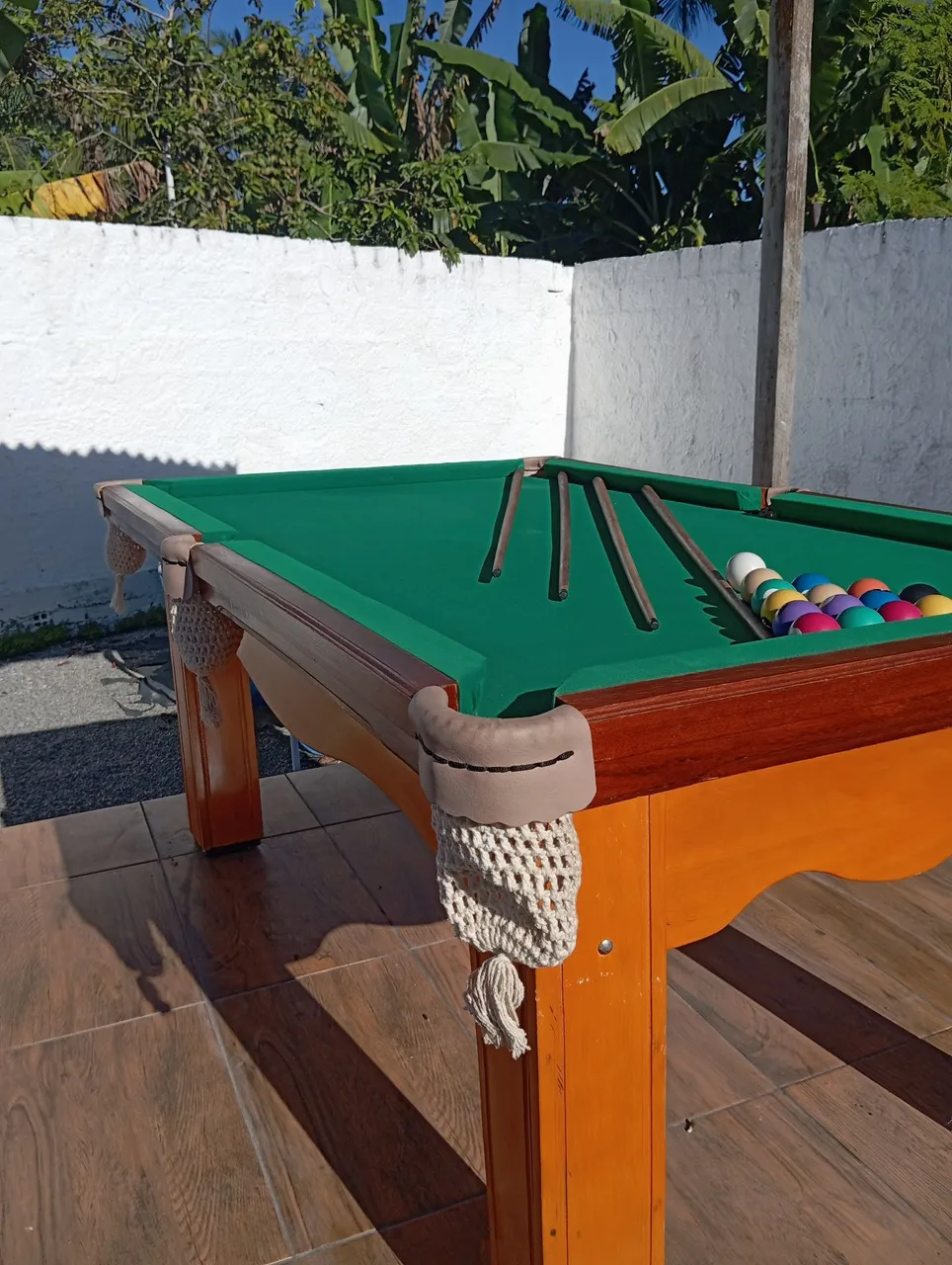 Mesa de Sinuca com Tacos e Bolas