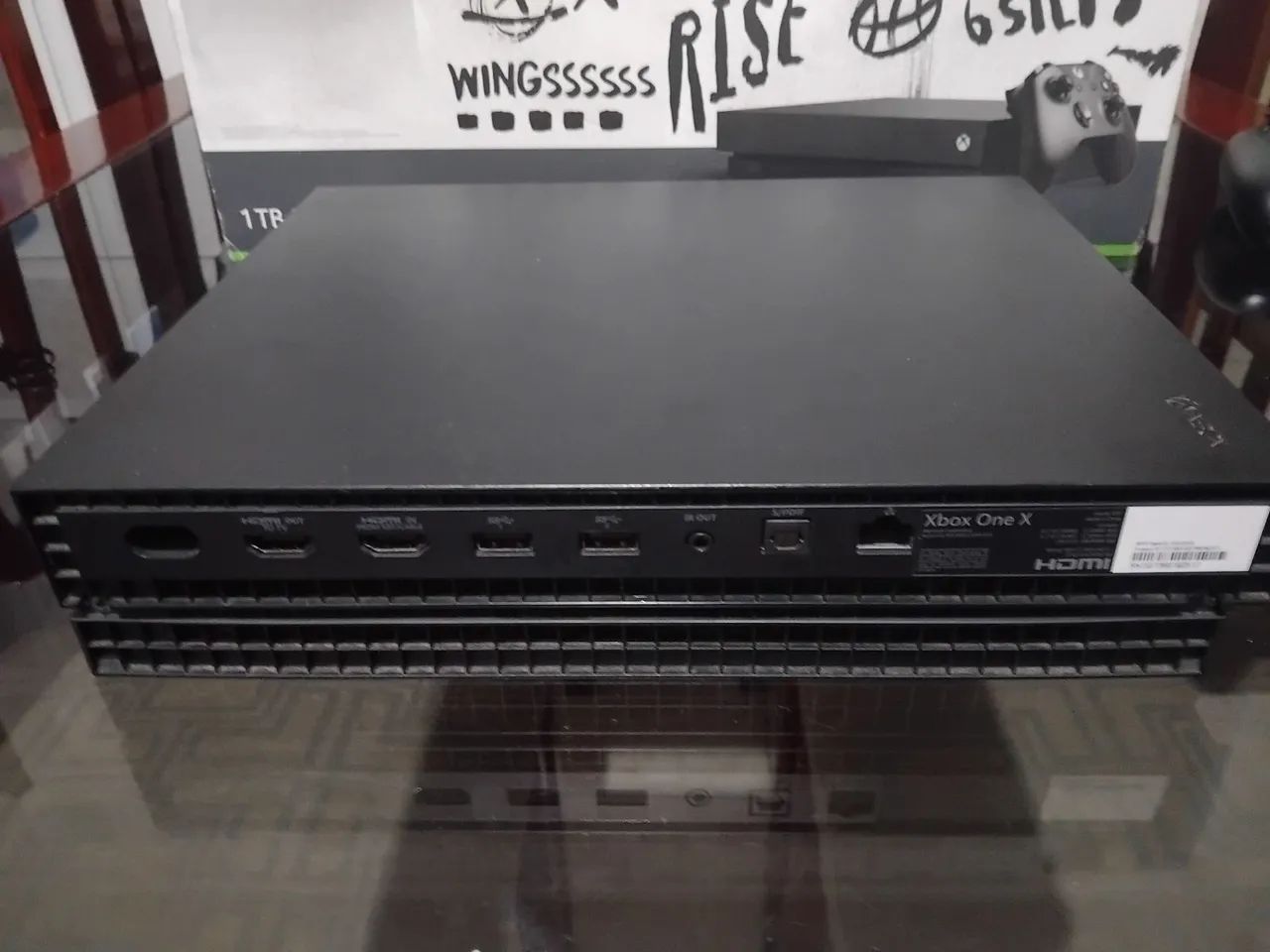 Xbox One X + dois controles - Foto 2