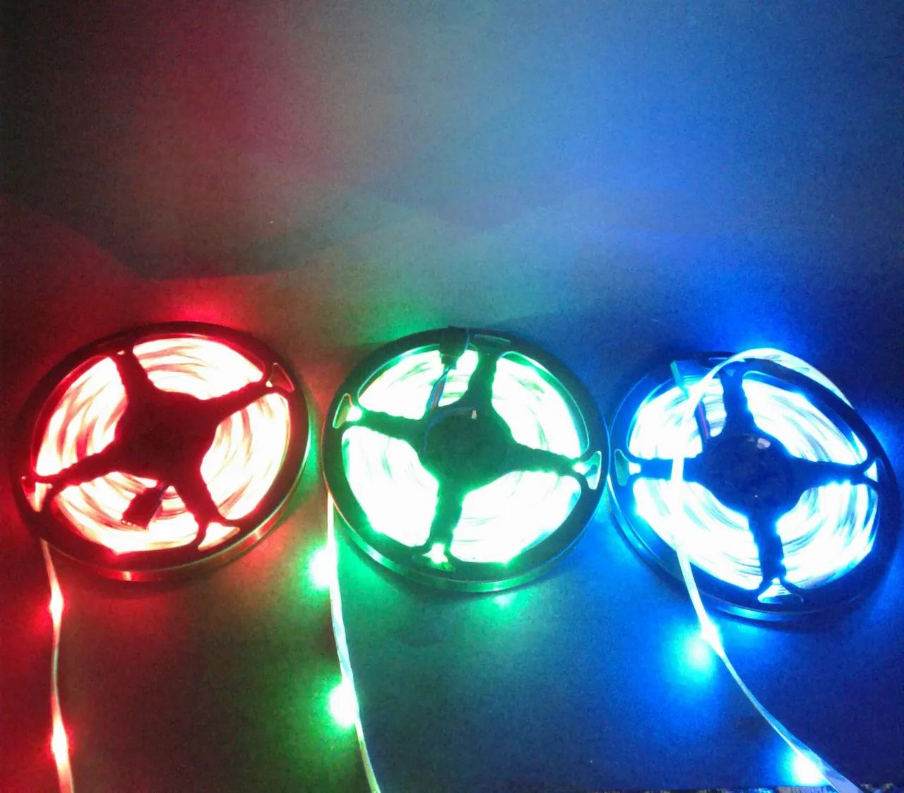 Fita Led colorida 5 metros, completa com fonte + controle - Foto 4