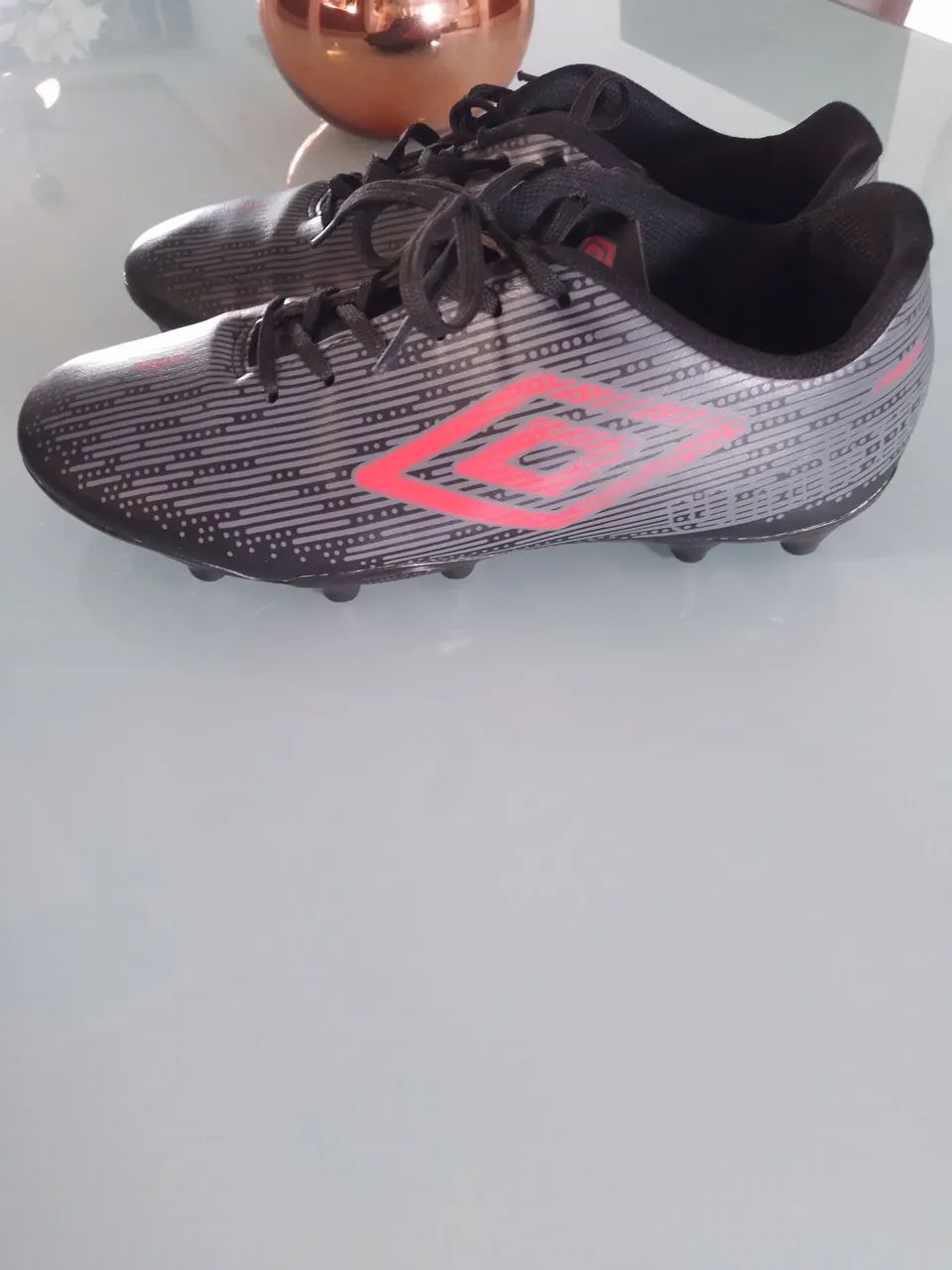 Chuteira Umbro Nova - Perfeita para seus jogos!