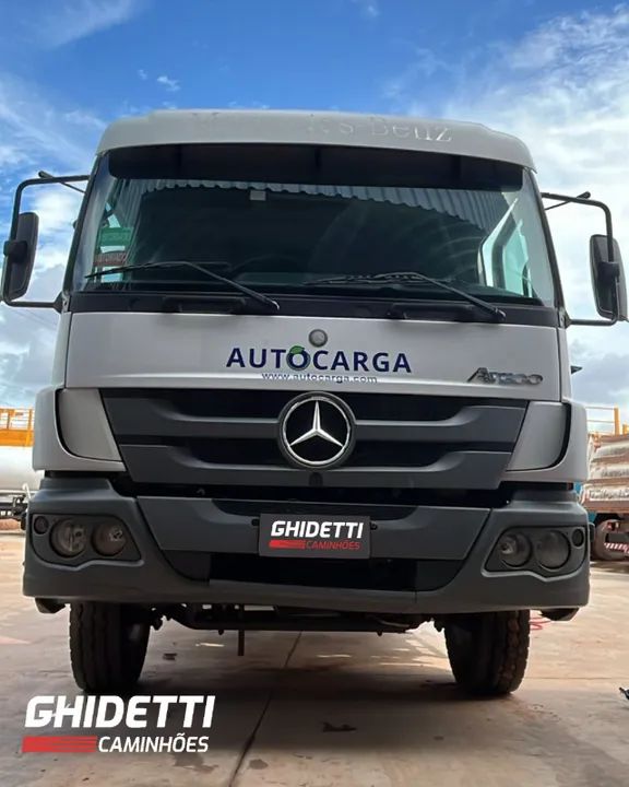 Mercedes-Benz Atego 1726 com implemento comboio pressurizado
