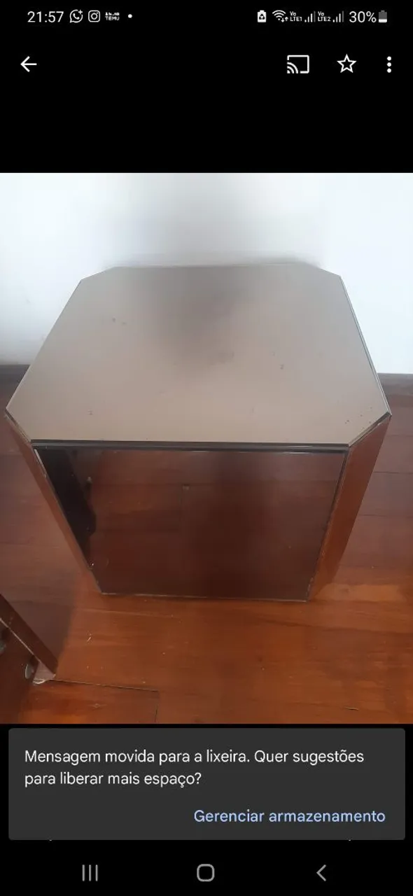 Mesa de centro em madeira com tampo de vidro