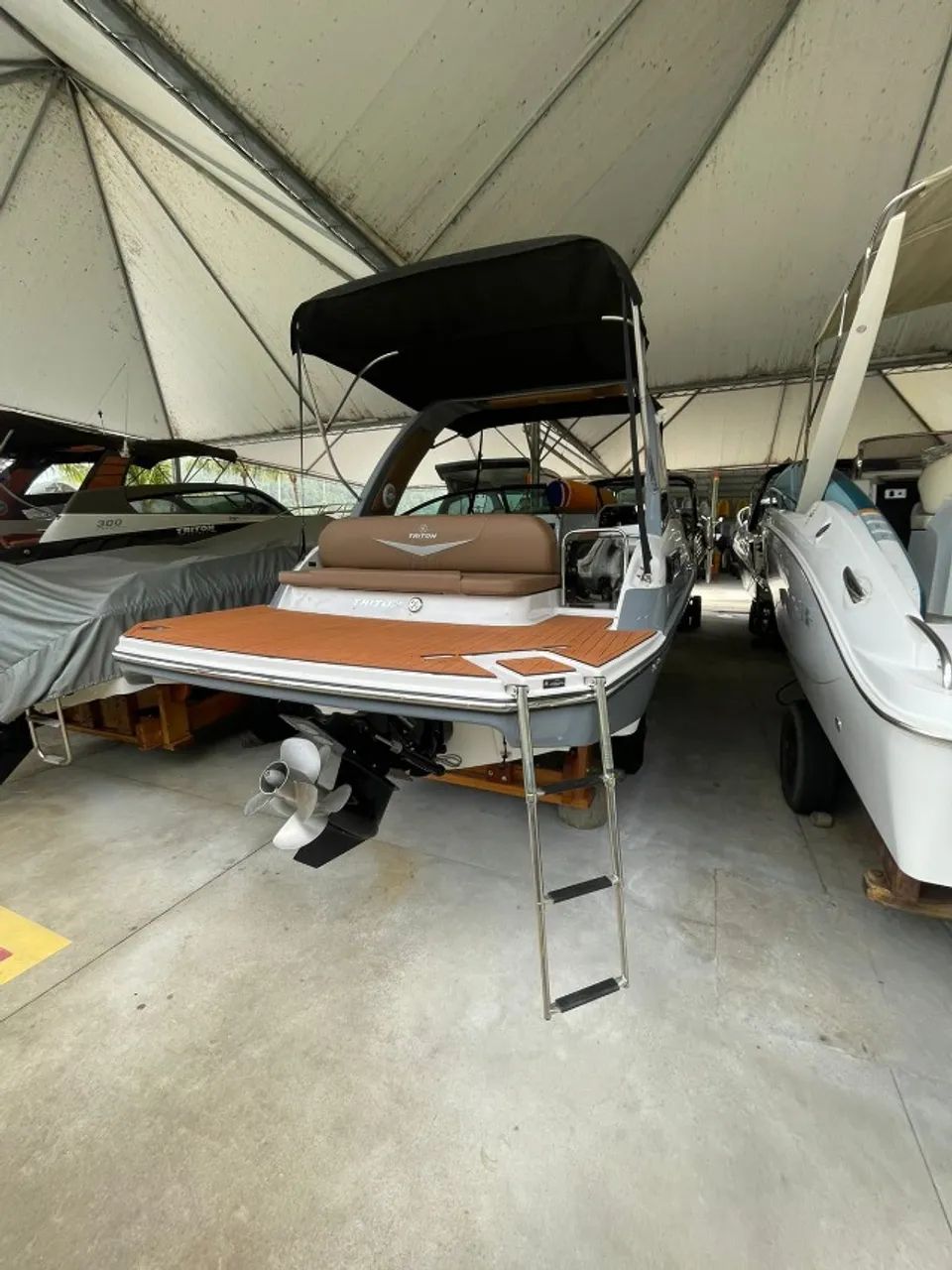 Lancha Triton 250 Cabinada - Cota Náutica Boatlux  - Foto 3