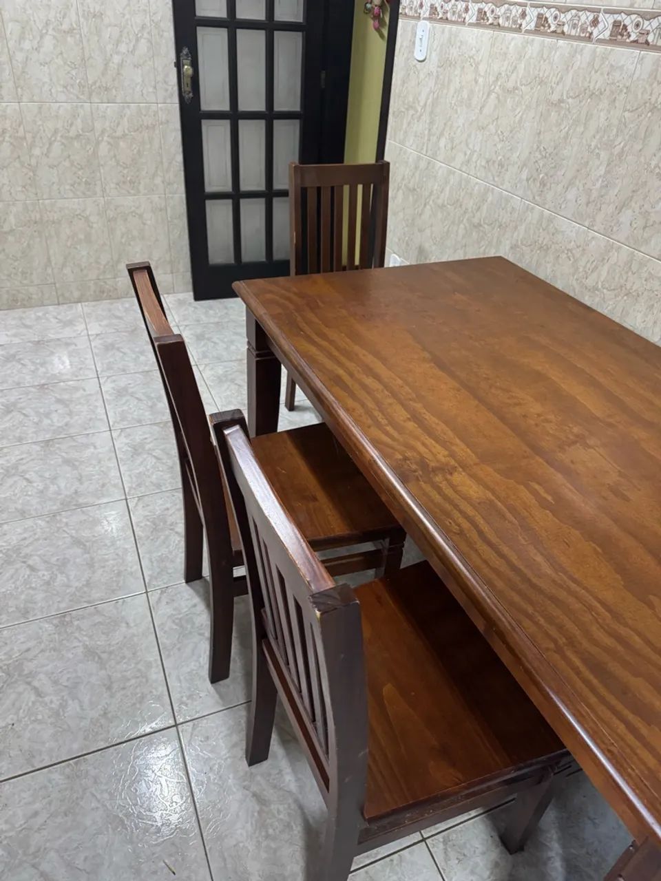 Mesa de madeira com 4 cadeiras  - Foto 4