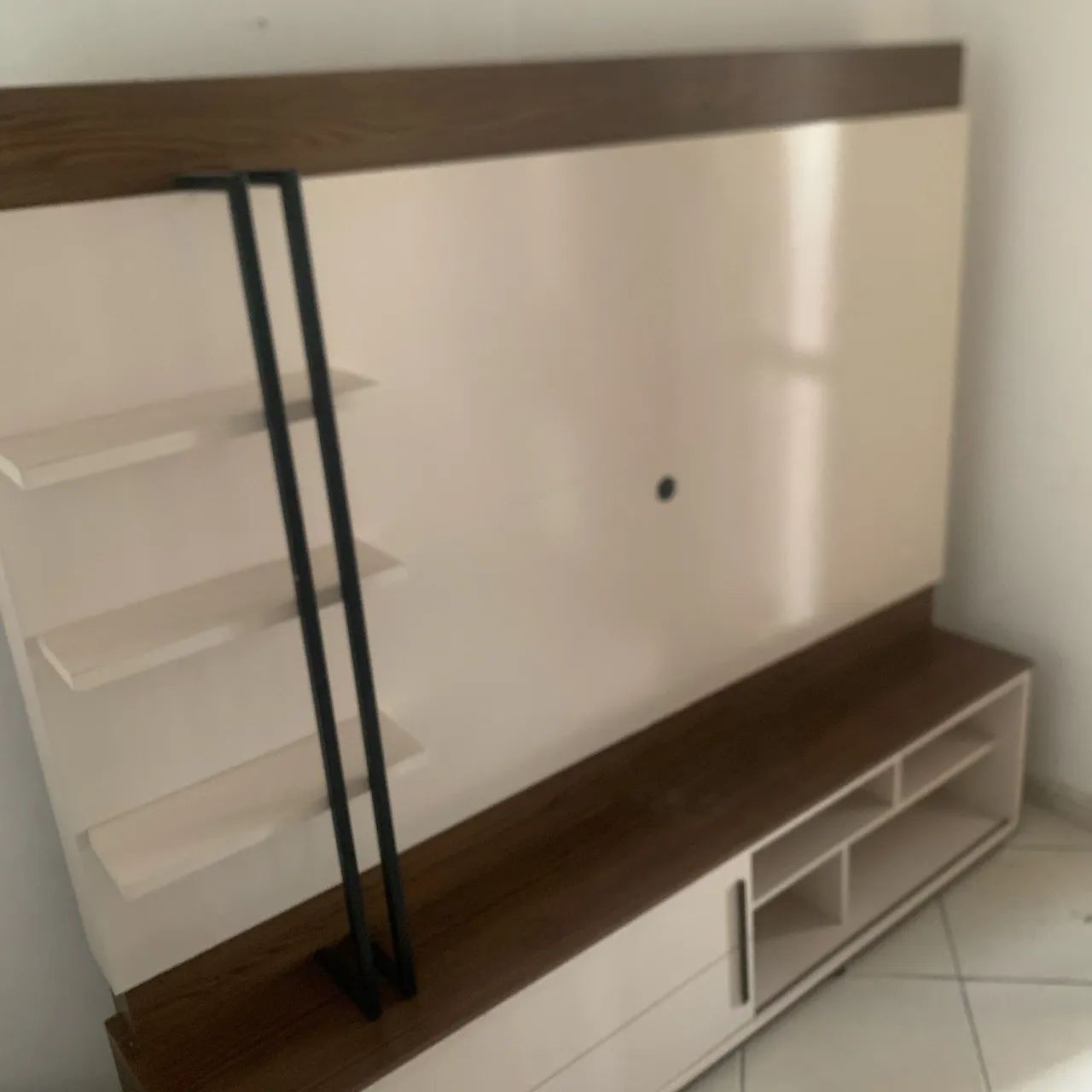Painel para TV com Rack e Prateleiras - Branco e Amadeirado