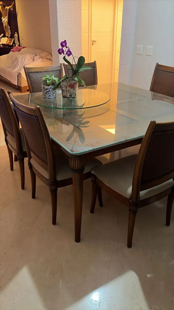 Mesa com 8 Cadeiras madeira em ótimo estado. 