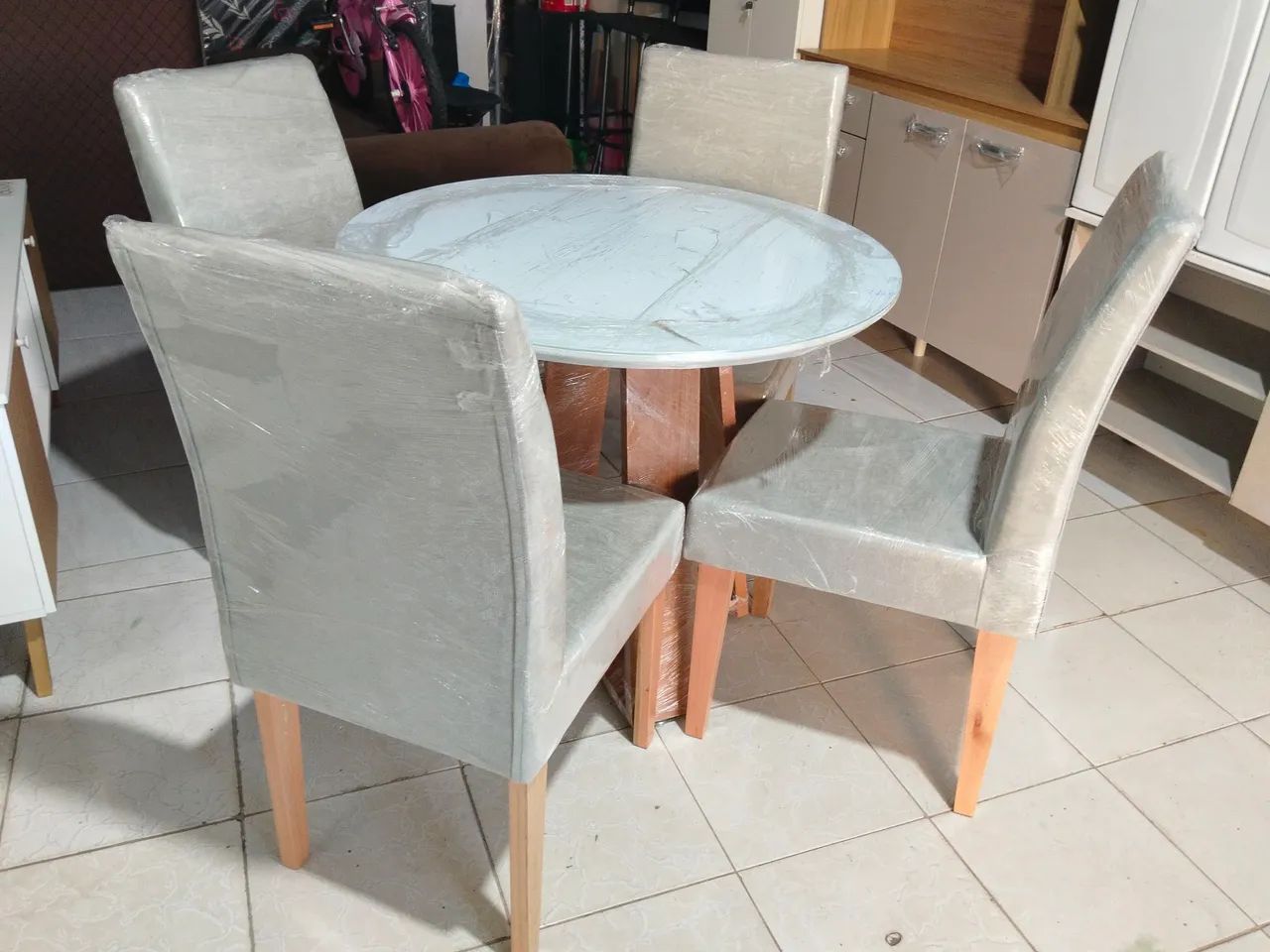 Mesa e cadeiras de madeira mesmo. - Foto 3