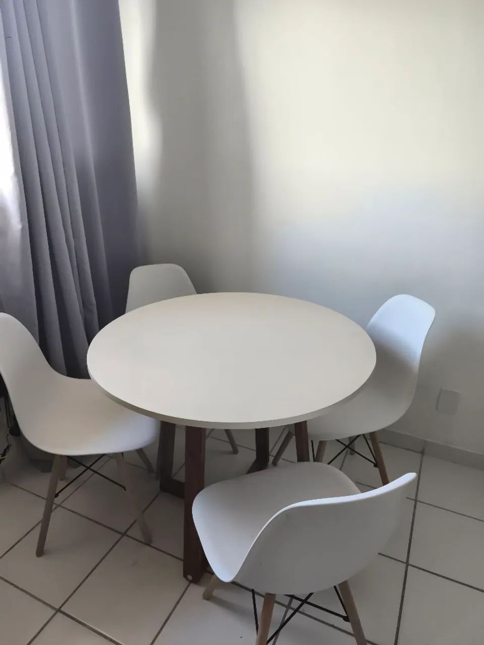 Mesa com 4 cadeiras 