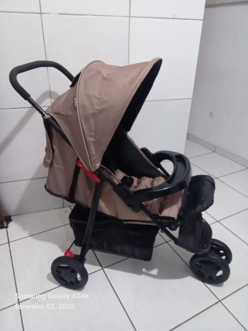 Carrinho de bebê cosco semi Novo unissex 
