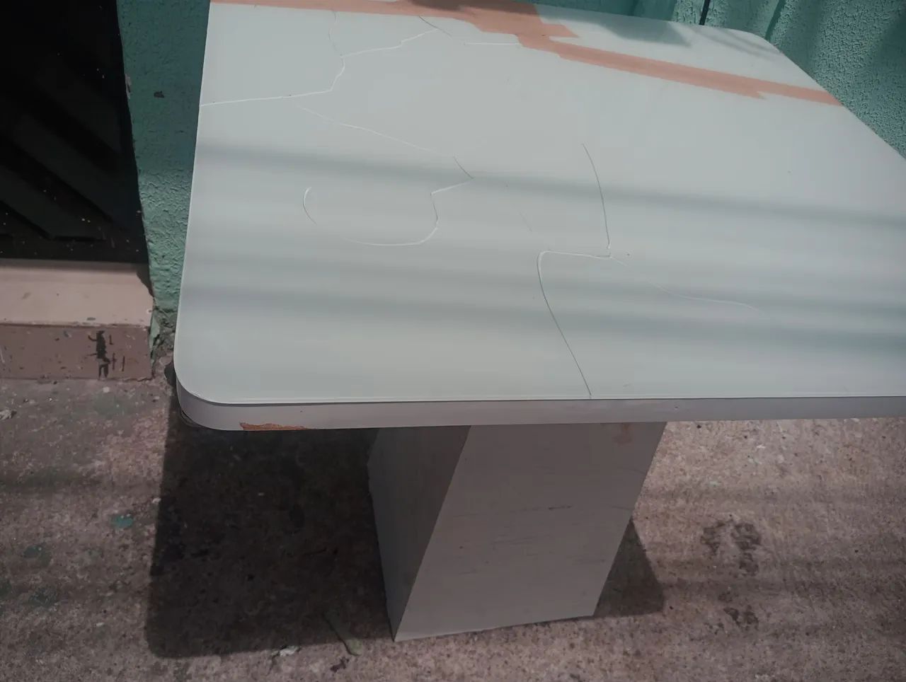 Vendo mesa com avarias 150 reais  - Foto 4